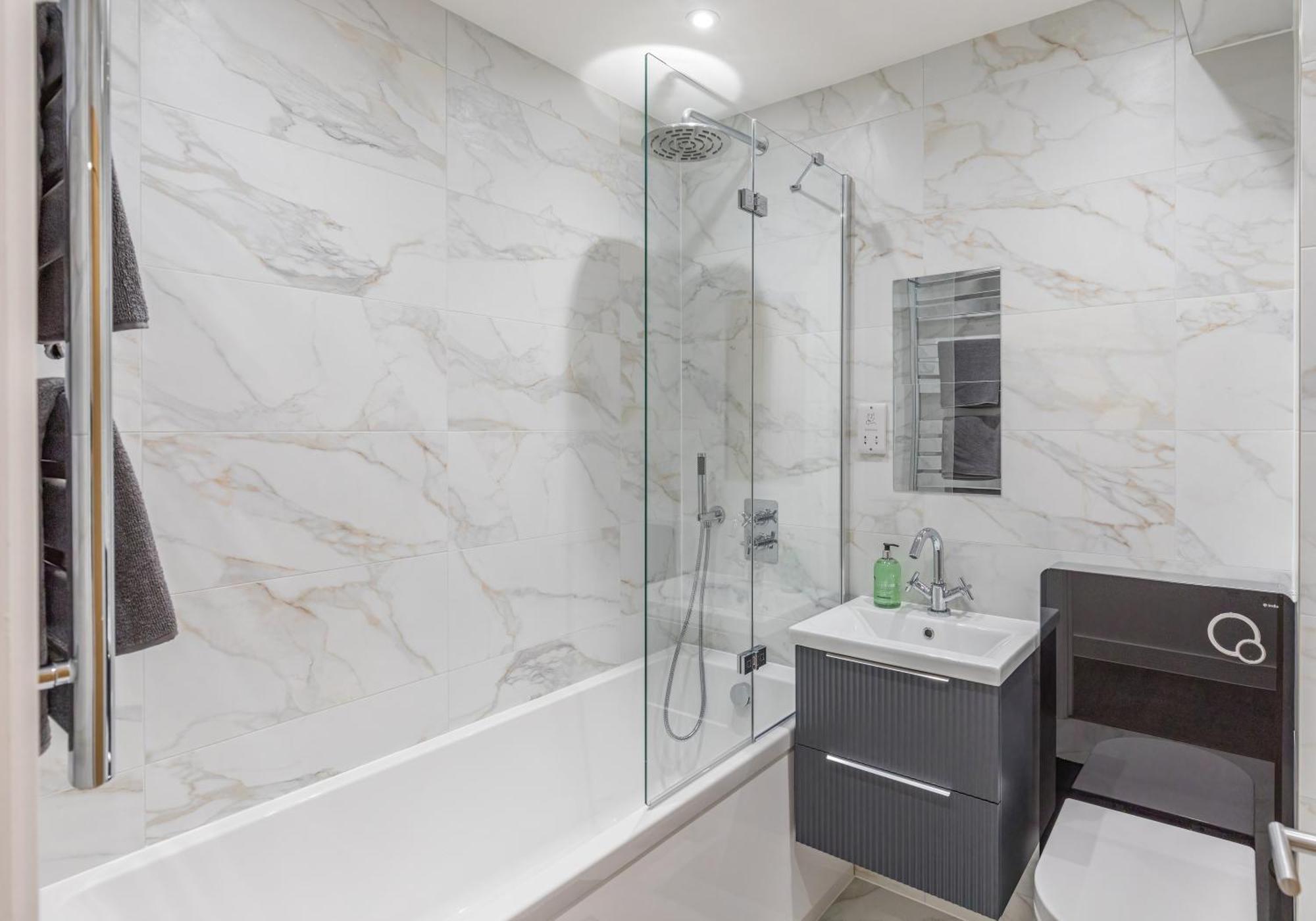 Central 2 Bed 2 Bath Apartment Near Brighton College, Beach, Hospital - Long Stay Offers Esterno foto